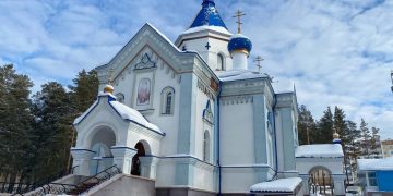 Огнеборцы напоминают правила пожарной безопасности вовремя крещенской службы в храме