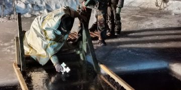 Жители Трёхгорного окунулись в иордань на Крещение Господне