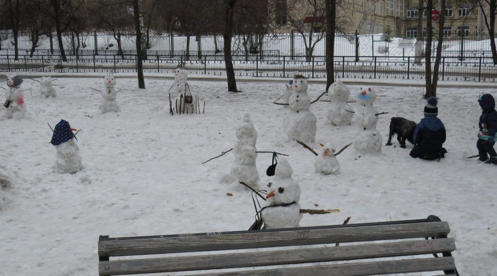 У «Аксаковки» слепили более десяти снеговиков
