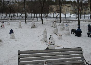 У «Аксаковки» слепили более десяти снеговиков