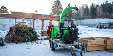 В Трёхгорном использованным живым ёлкам нашли полезное применение