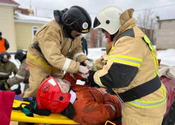 В Трёхгорном пожарным пришлось разрезать автомобиль
