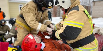 В Трёхгорном пожарным пришлось разрезать автомобиль