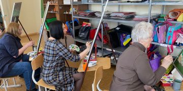 В Трёхгорном участников программы «Серебряный возраст» учат рисовать и пользоваться порталом «Госуслуги»