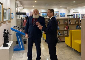 Почётной грамотой главы Трёхгорного награждён художник Анатолий Долбня