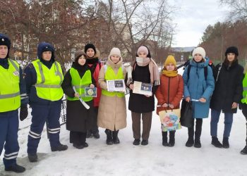 Сотрудники ГИБДД совместно с «Родительским патрулем» провели профилактическую акцию «Стань заметней на дороге!»