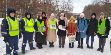 Сотрудники ГИБДД совместно с «Родительским патрулем» провели профилактическую акцию «Стань заметней на дороге!»