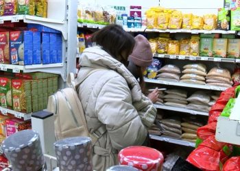 Активисты «Народного контроля» из «Единой России» проверили цены на продукты в магазинах Трёхгорного