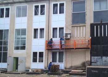 В здании Дворца культуры «Икар» в Трёхгорном меняют витражи