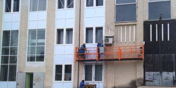 В здании Дворца культуры «Икар» в Трёхгорном меняют витражи