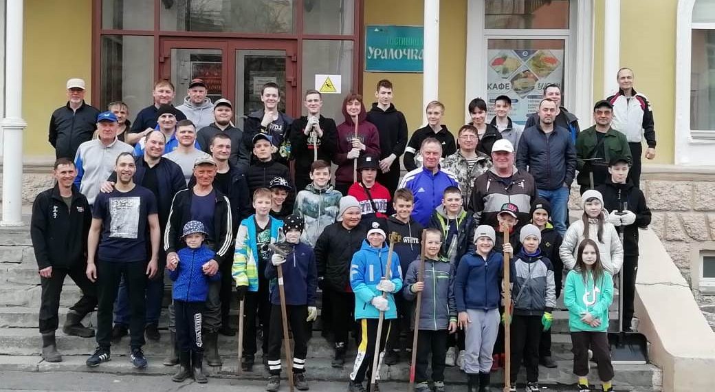 Дзюдоисты, тренеры, ветераны спорта Трёхгорного вышли на субботник на улице Мира