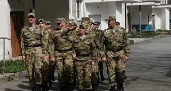 В Трехгорном у дома фронтовика организовали парад