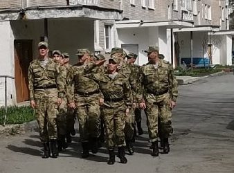 В Трехгорном у дома фронтовика организовали парад