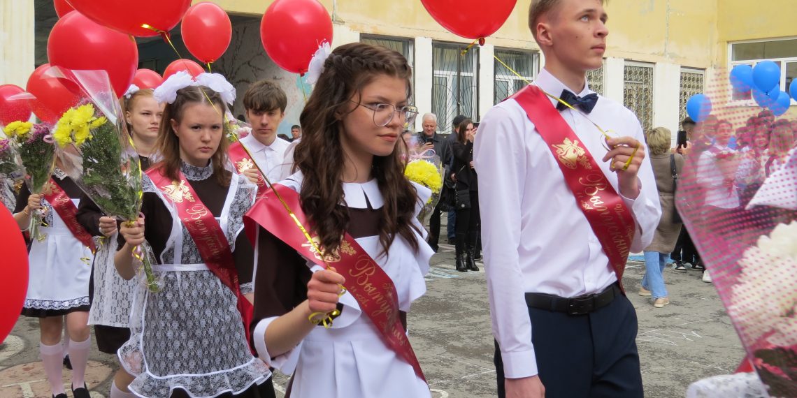 В добрый путь! Для выпускников школ Трёхгорного прозвенел последний звонок