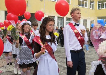 В добрый путь! Для выпускников школ Трёхгорного прозвенел последний звонок
