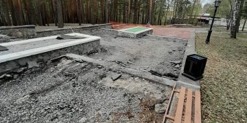 В Трёхгорном меняют дорожное покрытие на аллее Славы