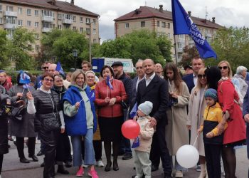 Жители Трёхгорного в День России исполнили Гимн РФ