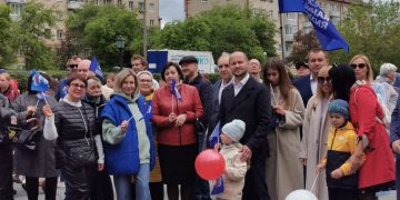 Жители Трёхгорного в День России исполнили Гимн РФ