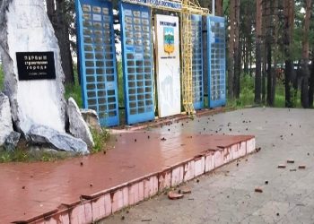 Вандалы повредили постамент в сквере Первостроителям