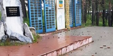 Вандалы повредили постамент в сквере Первостроителям