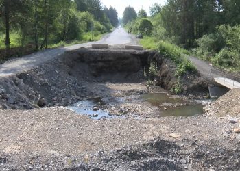 Подрядчики приступают к строительно-монтажным работам по восстановлению моста через ручей Смольный