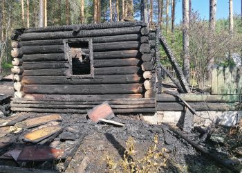 Ночью в садовом товариществе огонь уничтожил дом и баню