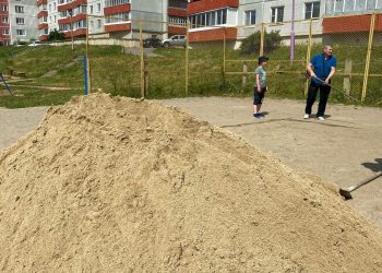 Во дворе Строителей, 5 и 7 активисты обустраивают волейбольную площадку