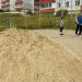 Во дворе Строителей, 5 и 7 активисты обустраивают волейбольную площадку