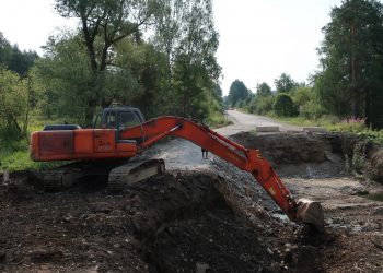 Подрядная организация приступила к работам по реконструкции моста через ручей «Смольный»