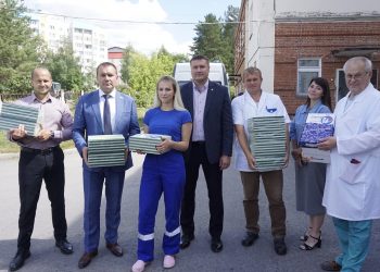 В Трёхгорном представители местного отделения партии «Единая Россия» передали медикам канцелярские принадлежности