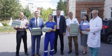 В Трёхгорном представители местного отделения партии «Единая Россия» передали медикам канцелярские принадлежности