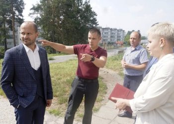 В Трёхгорном депутат обратил внимание городских властей на состояние дворовой территории на Жукова, 2 и 4