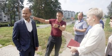 В Трёхгорном депутат обратил внимание городских властей на состояние дворовой территории на Жукова, 2 и 4