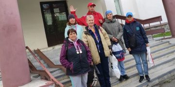 Ветераны спорта Трёхгорного соревновались в плавании со снежинцами