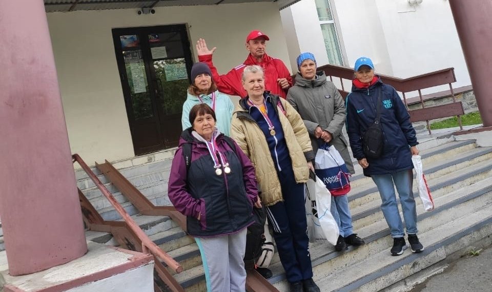 Ветераны спорта Трёхгорного соревновались в плавании со снежинцами