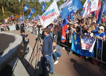 Митинг-концерт «Своих не бросаем!» проходит в центре Челябинска
