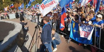 Митинг-концерт «Своих не бросаем!» проходит в центре Челябинска