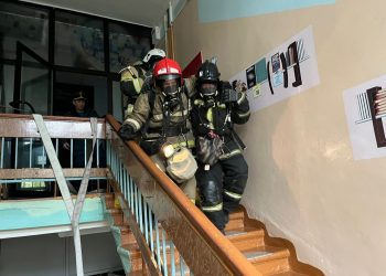 Дети, на выход! В школе 109 прошли пожарно-тактические учения