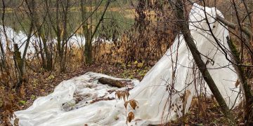 Полиэтиленовая плёнка у пруда возле садового товарищества «Дружба» насторожила жительницу Трёхгорного