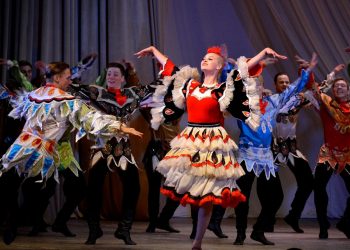 Артисты из Красноярска выступили с большим концертом в Трёхгорном