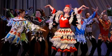 Артисты из Красноярска выступили с большим концертом в Трёхгорном