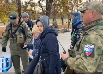 В последний день эвакуации из Херсона добровольцы «Единой России» вывезли пожилых жителей и раздали гуманитарную помощь нуждающимся