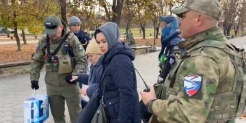 В последний день эвакуации из Херсона добровольцы «Единой России» вывезли пожилых жителей и раздали гуманитарную помощь нуждающимся