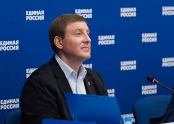 «Единая Россия» установит в ПВР для беженцев с Донбасса новогодние елки и поздравит военнослужащих на передовой