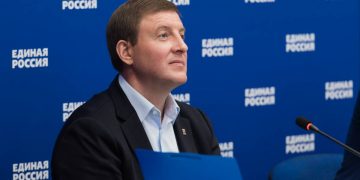 «Единая Россия» установит в ПВР для беженцев с Донбасса новогодние елки и поздравит военнослужащих на передовой