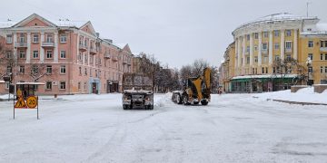 Дорожники и коммунальщики борются со снежной стихией