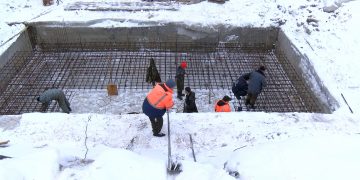 В Трёхгорном продолжается строительство моста через ручей Смольный