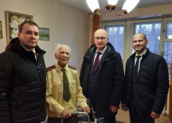 Олег Цепкин посетил ветеранов Трёхгорного и поздравил их с наступающим Новым годом