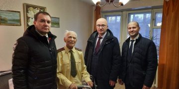 Олег Цепкин посетил ветеранов Трёхгорного и поздравил их с наступающим Новым годом