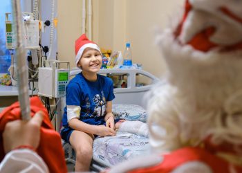 Жители Трёхгорного передали подарки для маленьких пациентов областного онкоцентра.